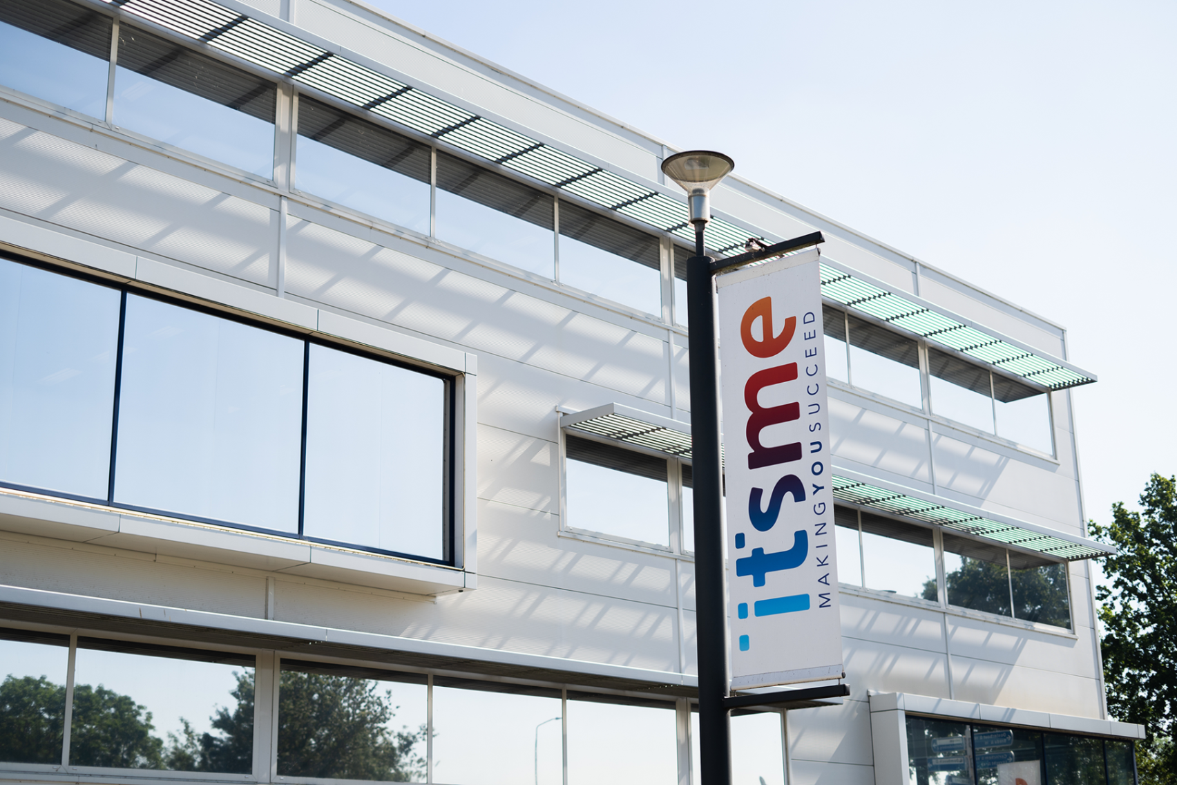 itsme: "Fast delivery and sustainable solutions thanks to refurbished electronics from JC-Electronics"